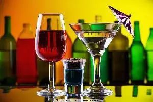 無(wú)酒精飲料市場(chǎng)動(dòng)態(tài) 喜力新廣告、怡泉推減糖版，專家警示能量飲料與酒精混合風(fēng)險(xiǎn)